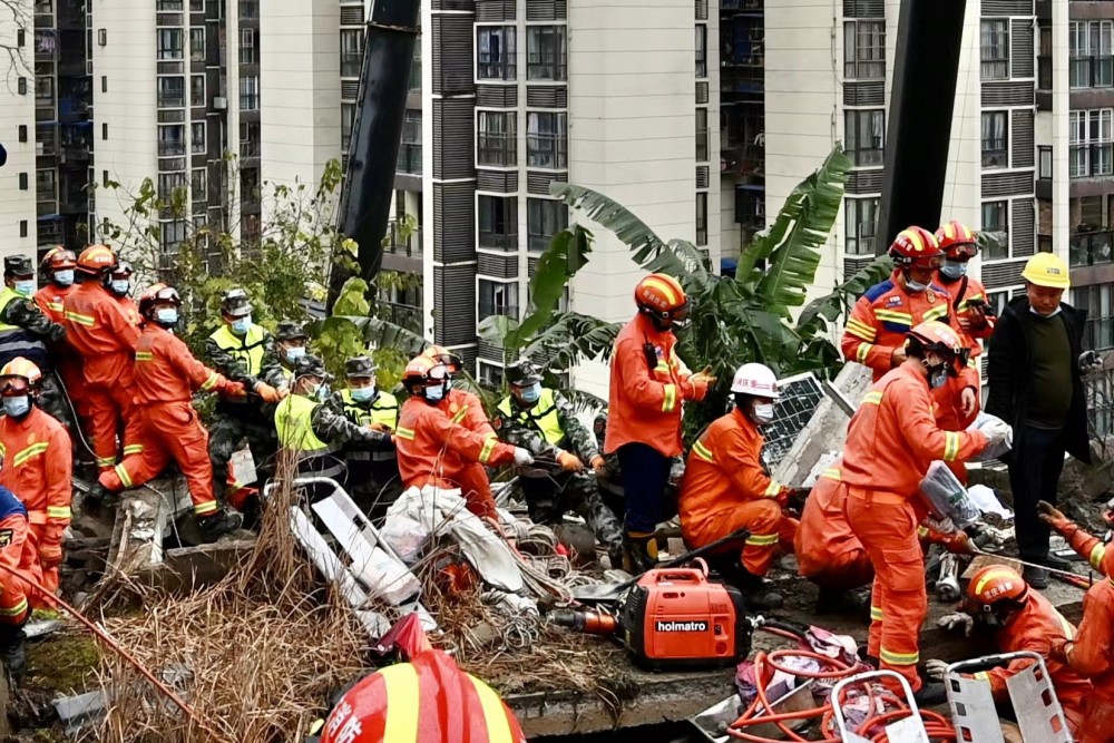 副书记,代市长胡衡华第一时间直赴武隆区凤山街道疑似燃气燃爆事故