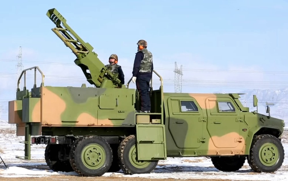 我们看到这款由陵川工业研发的新型120毫米车载迫击炮,该武器采用猛士