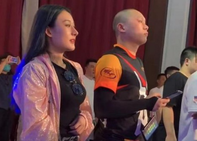 她竭尽全力的向大家树立一个好女人,好母亲的形象,她还表示刘二狗的