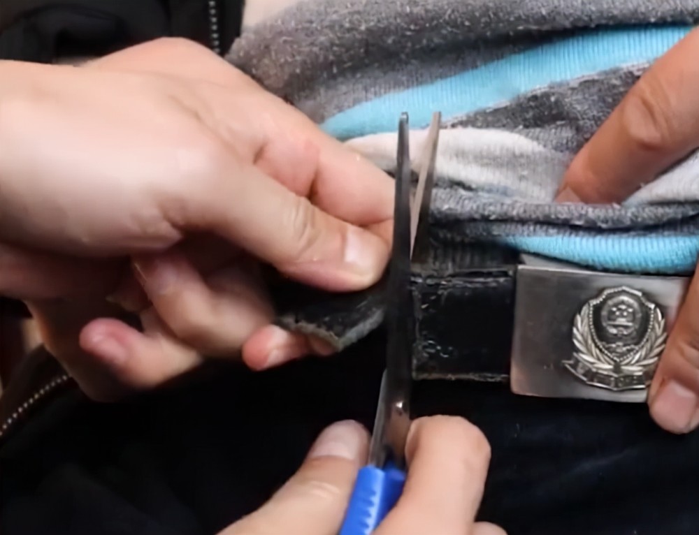 湖北一男子皮带解不开求助消防员看到皮带头标志网友议论纷纷