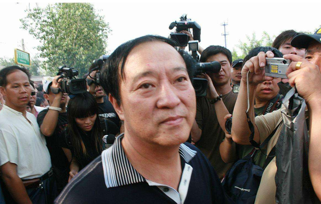 牛群:当红时"抛弃"冯巩去当官,58岁离婚,如今过得怎样了?