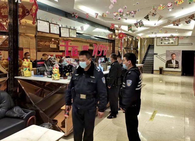 元旦节期间,威宁县公安局五里岗派出所组织警力对辖区社会面开展巡逻