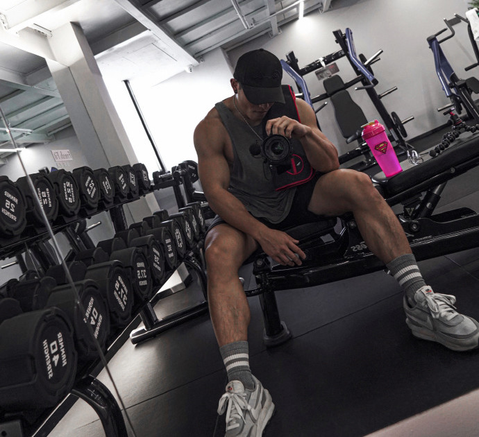 好身材宛如雕刻的健身私教,天天挥汗如雨塑造,黝黑肤色帅气迷人!