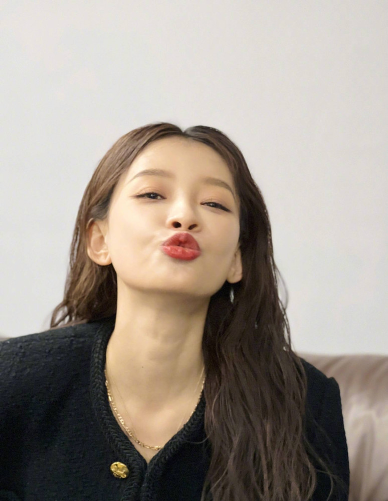 孙怡在社交平台上晒出一组大片 笑容甜美秀杨柳腰