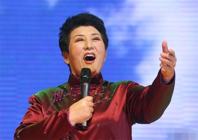 歌唱家德德玛近况罕曝光气色红润精神头足坐轮椅唱歌声音高亢
