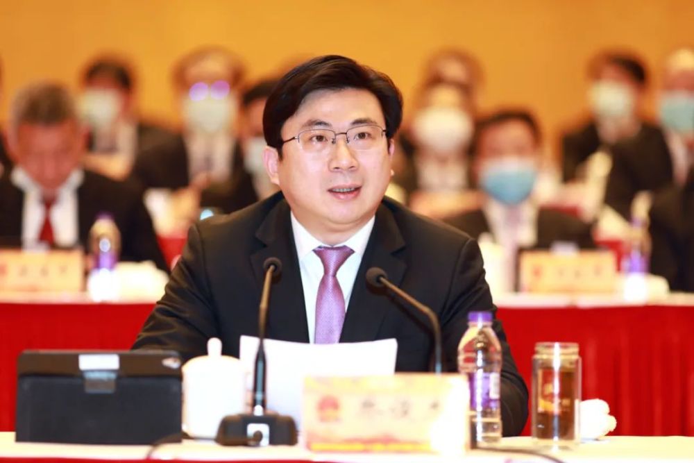 区十七届人大一次会议胜利闭幕石伟东当选为区人大常委