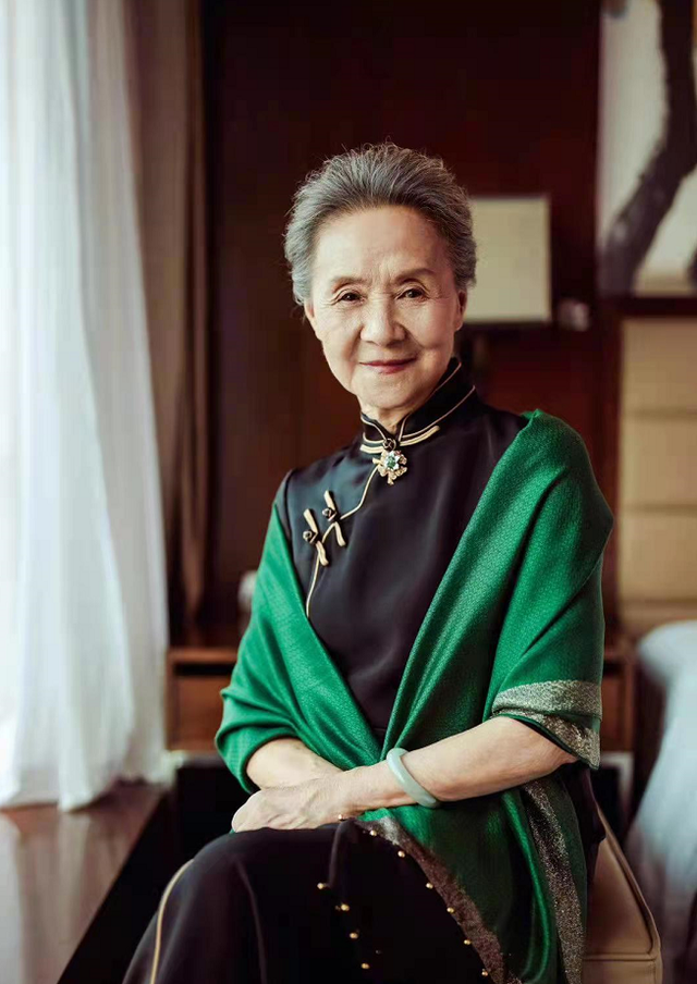 "优雅奶奶"吴彦姝气质真好,旗袍配披肩温婉端庄,83岁风采依旧|发型|旗