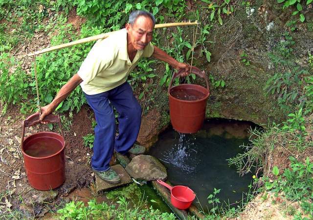 一天喝八杯水原来是没有任何科学根据的我们每天应该喝多少水