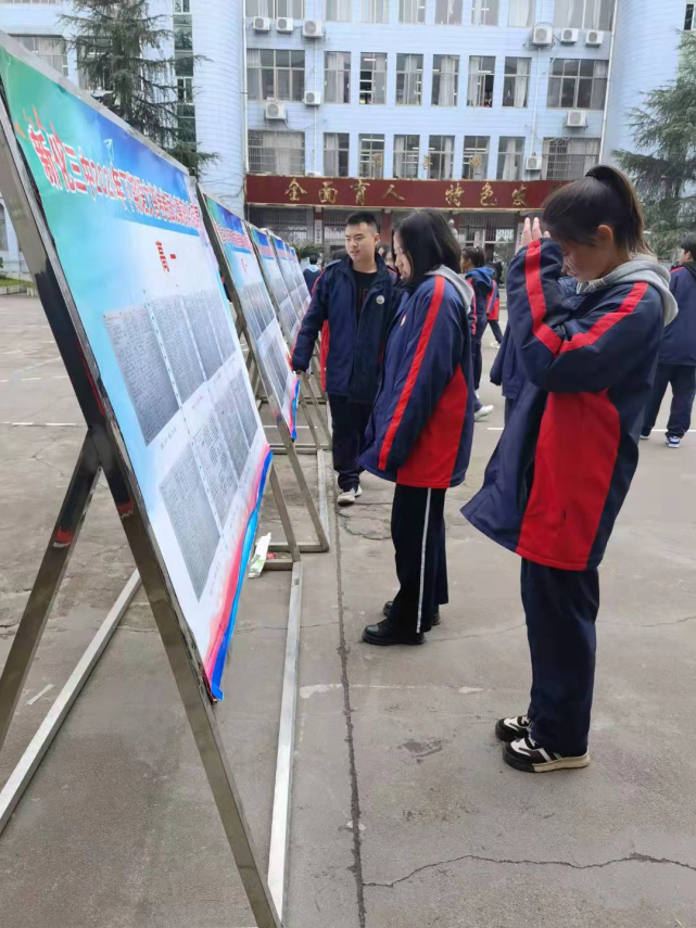 新化三中写规范汉字做文明学生创净雅校园