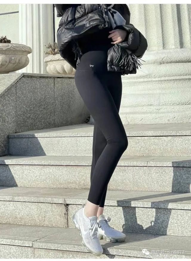 鲨鱼裤搭配什么上衣和鞋子好看