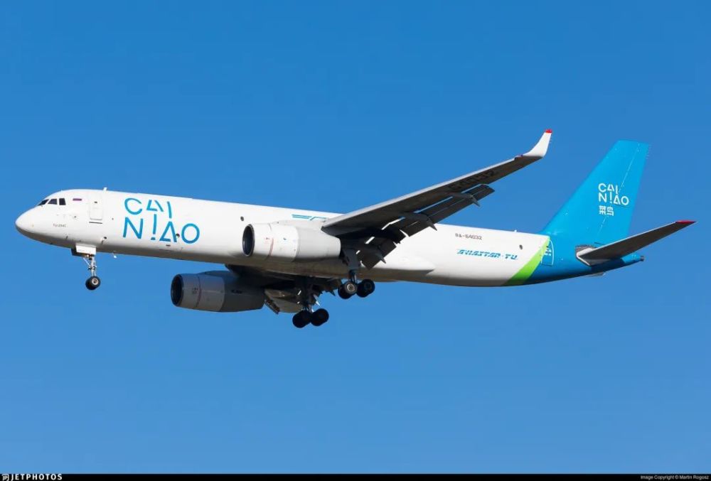 杭州机场一架俄罗斯货机凌晨着火_腾讯新闻