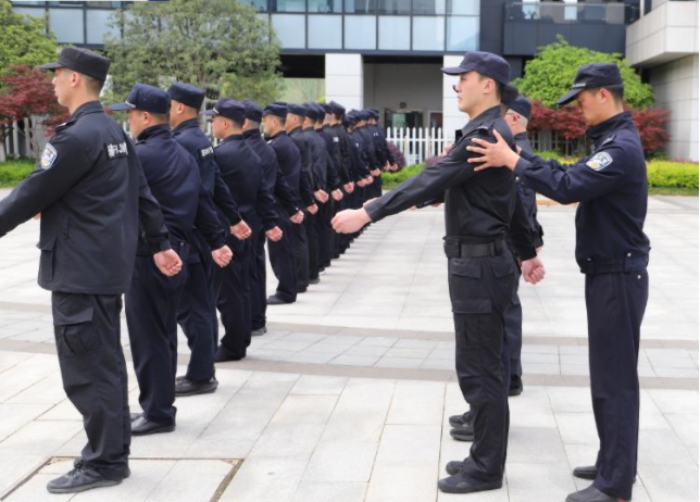 但目前輔警作為輔助警事的重要工種,慢慢地成為不可或缺的崗位,提升