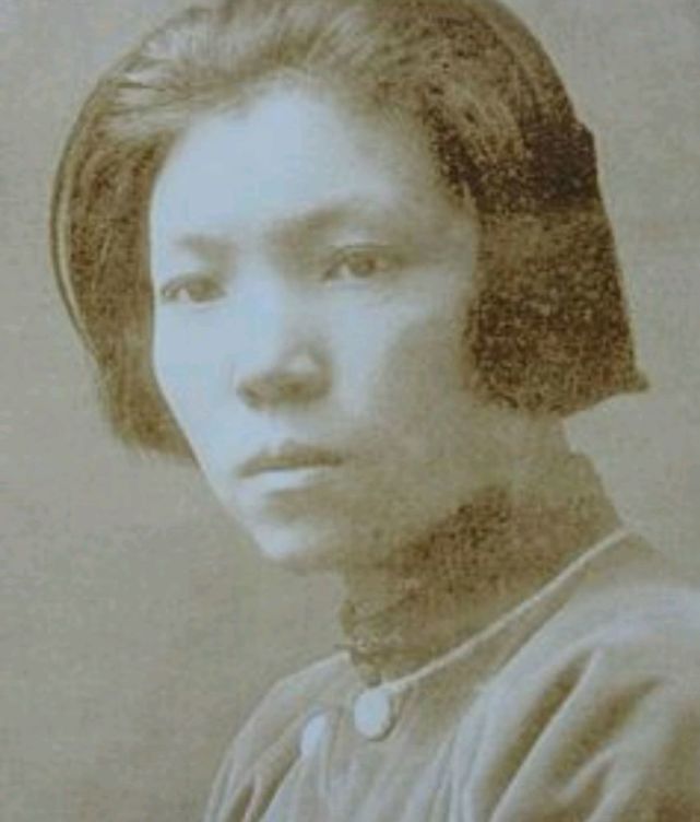 负责任的红娘,一定要把这件事情做成,于是把赖月明派到了陈毅身边工作