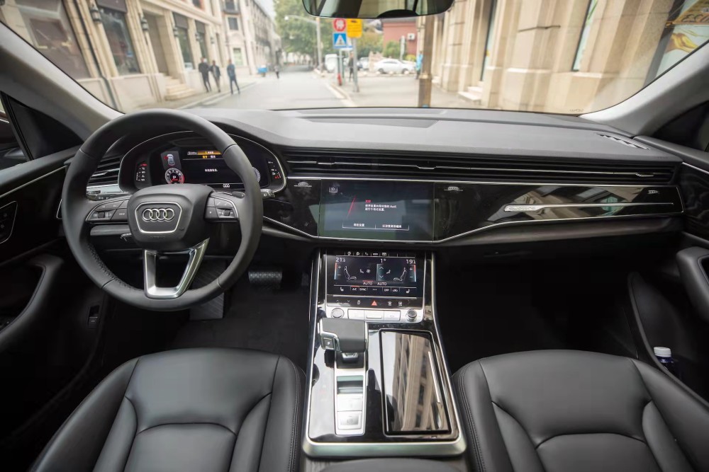 其实q8的内饰主题就是当下奥迪的虚拟座舱设计,这一设计主题就是中控