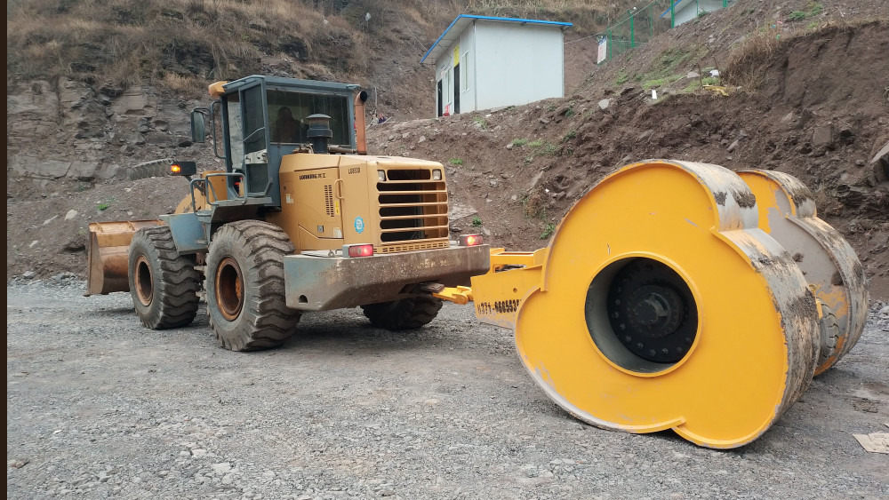 yct25冲击压路机冲击碾压施工工艺智能化成套化趋势明显_腾讯新闻