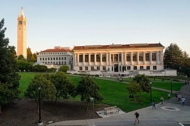 的匹兹堡,卡内基梅隆大学拥有全美第一所计算机学院和第一所艺术学院