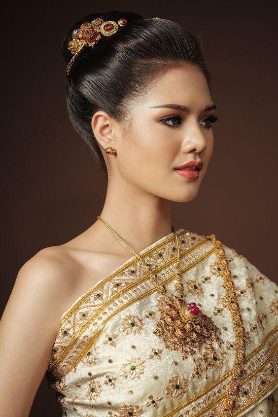 老挝旅游实拍农村河边居然有女人在露天洗澡洗衣服