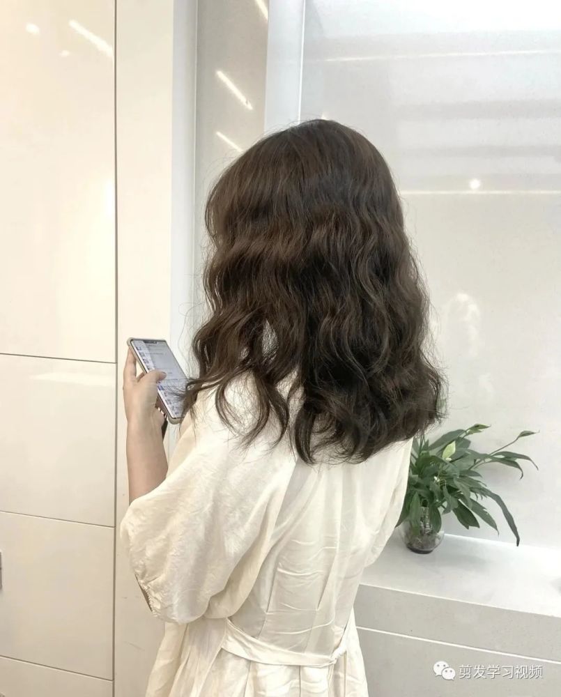 可以参考今年爆款的"法式背影烫"这种的烫发发型,整个发型没有小卷