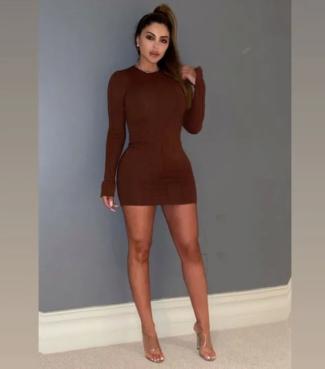 这名靓女叫bouza,今年25岁(比皮二爷小了31岁),目前是一名网红模特