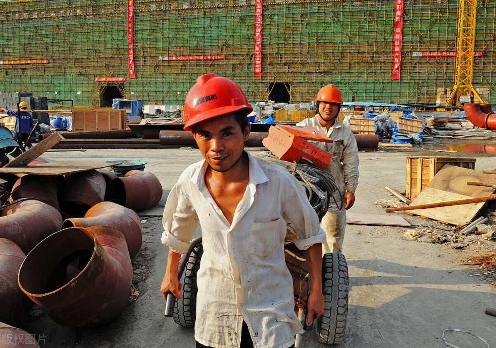 倡导"就地过年",农民工为何不返城打工了?背后原因让人心酸_腾讯新闻