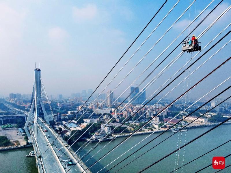 2021年12月9日,鹤洞大桥大中修工程施工现场.