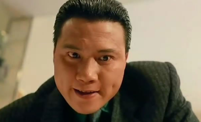 一手捧红周星驰万梓良为何落魄接商演在马路上拍戏堵路引争议