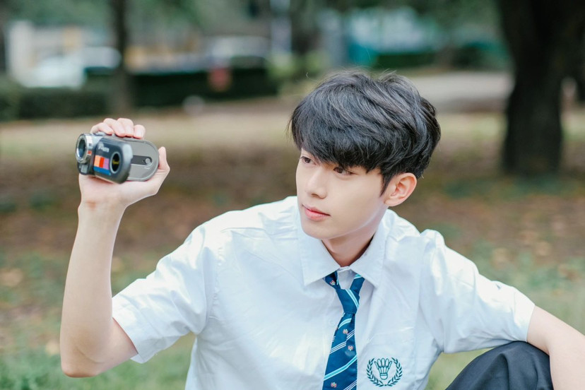 校园拍照,男生校服风_腾讯新闻