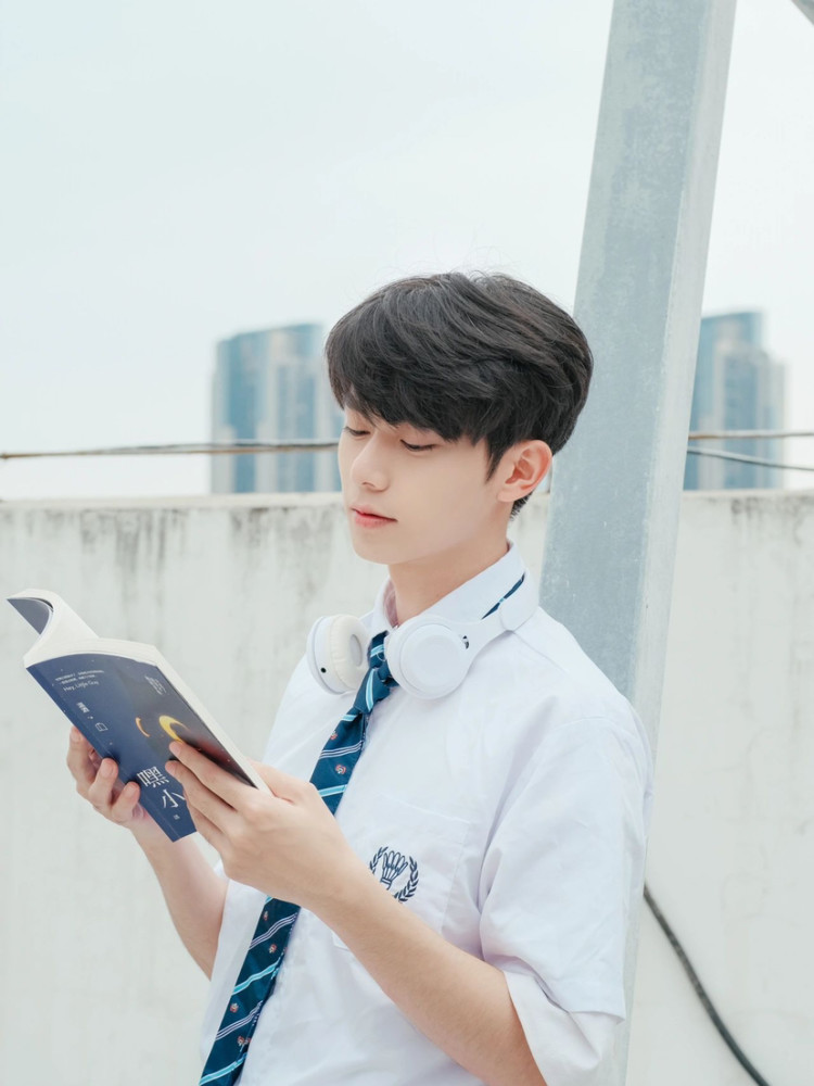 校园拍照,男生校服风_腾讯新闻