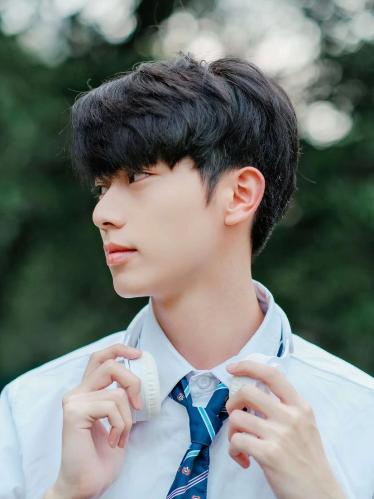 校园拍照,男生校服风_腾讯新闻