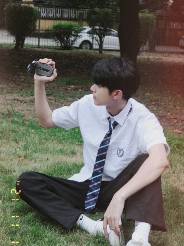 校园拍照,男生校服风_腾讯新闻