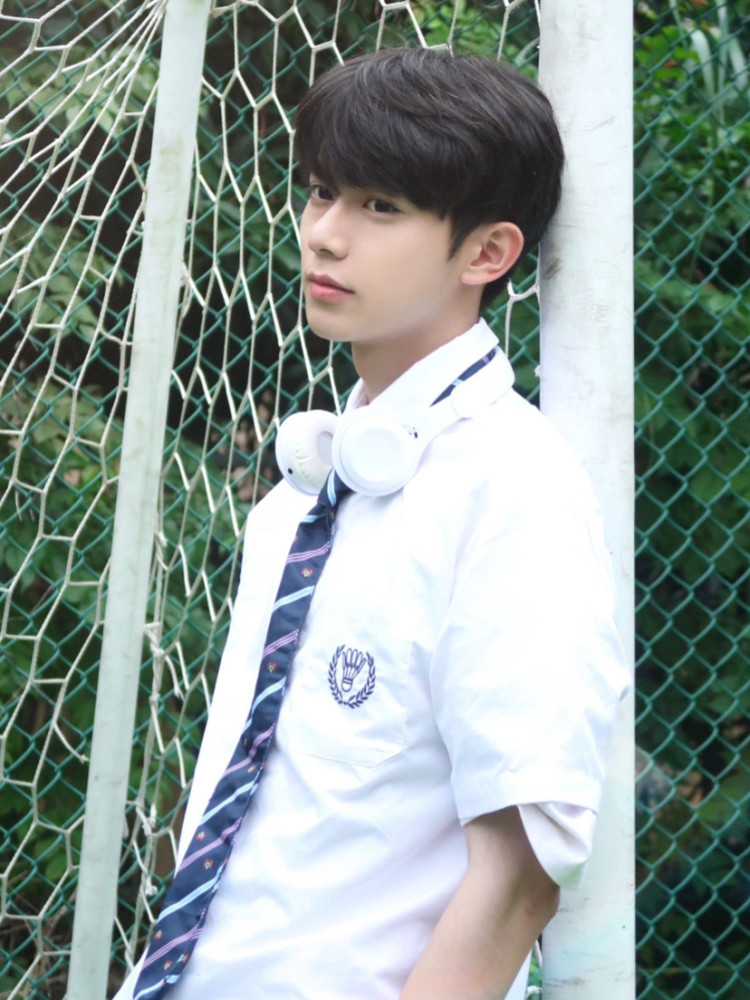 校园拍照,男生校服风_腾讯新闻