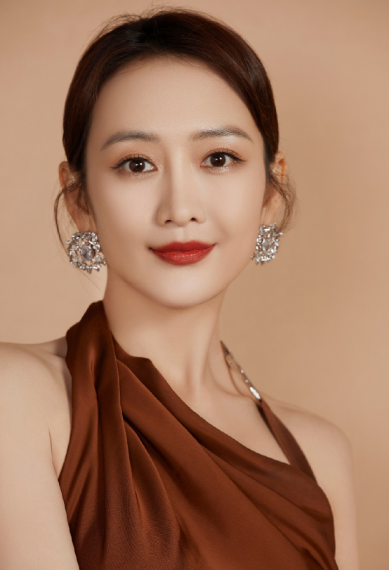 王鸥不愧是女人味的代言人一袭巧克力挂脖裙肤白貌美风情万种