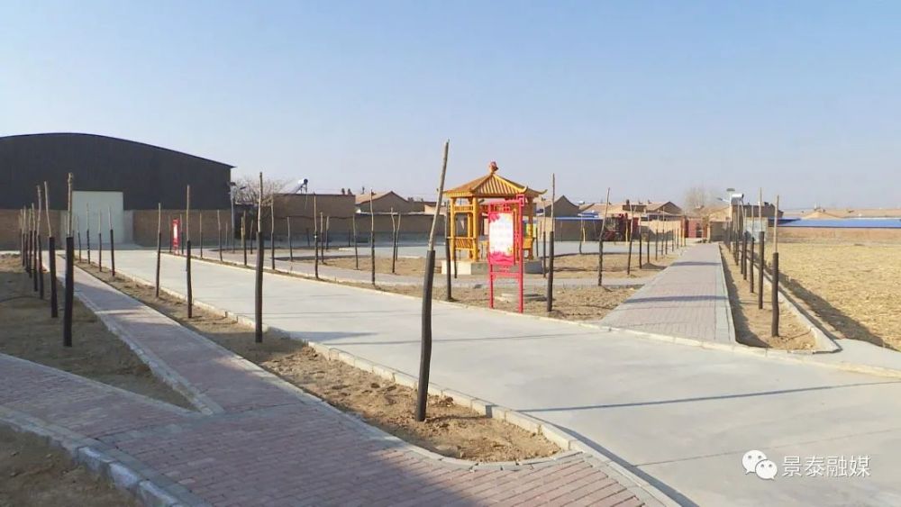 隆冬时节寒意浓,穿梭在喜泉镇新民村的巷道里,描绘生动的党建墙,错落