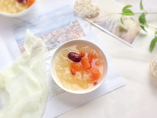 冬季给大家分享一道养颜润肤的木瓜银耳羹成本不到5元钱