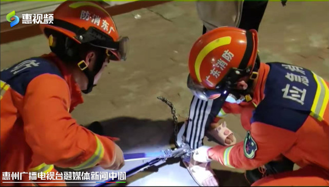 惠州两男子喝酒玩"生死局" 铁链锁脚后求助消防