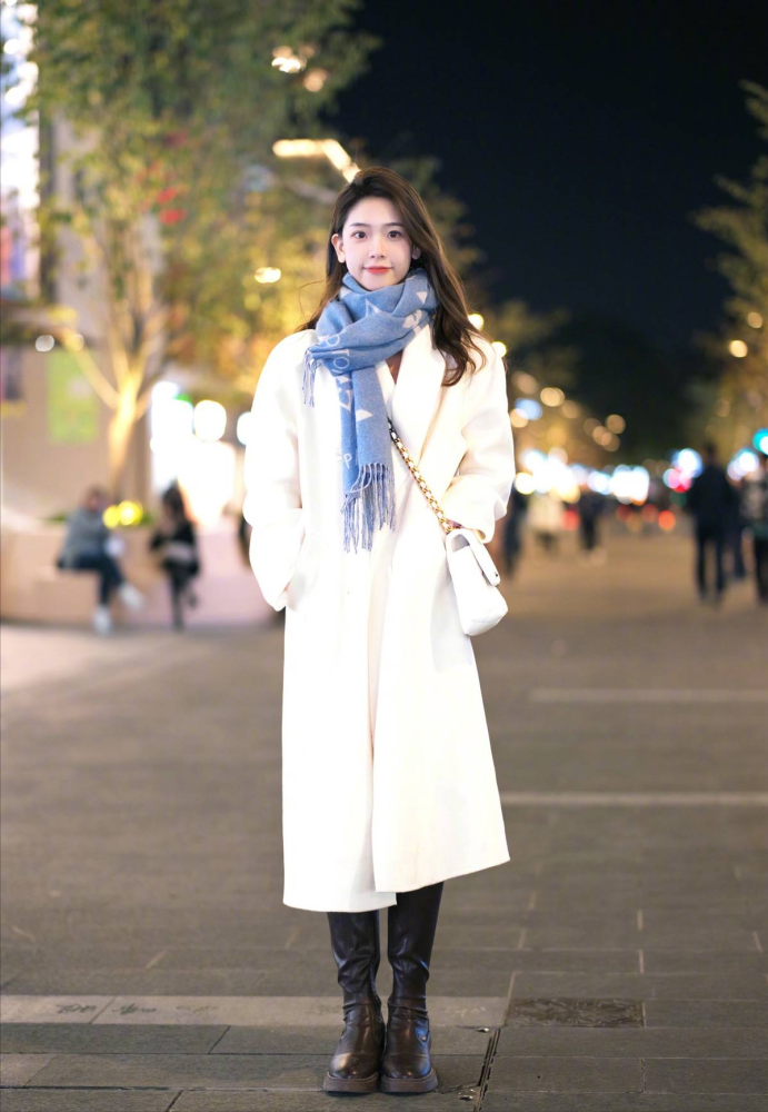 而这内容主要就从杭州街拍穿搭上给大家分享几款时尚穿搭,看看其中