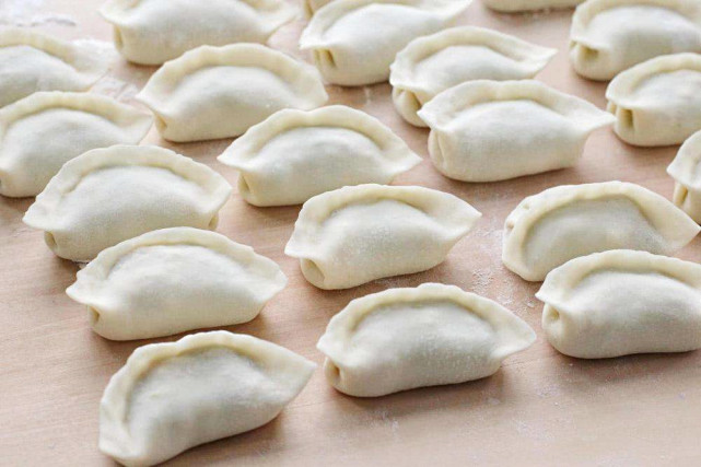 饺子别一个一个的包了,大厨教你用筷子一按,一次性包得1大盘