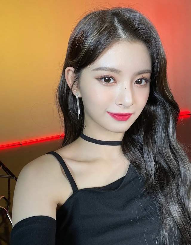 韩团everglow中国成员王怡人不接受当地跪拜礼仪遭韩国网友网暴滚出