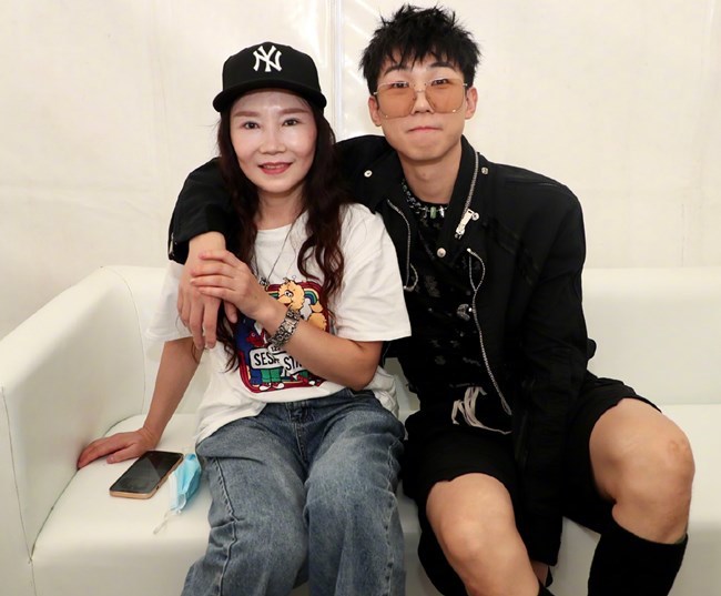 28岁白举纲官宣结婚女方短发是圈外人没办婚礼迫切想要当爸爸