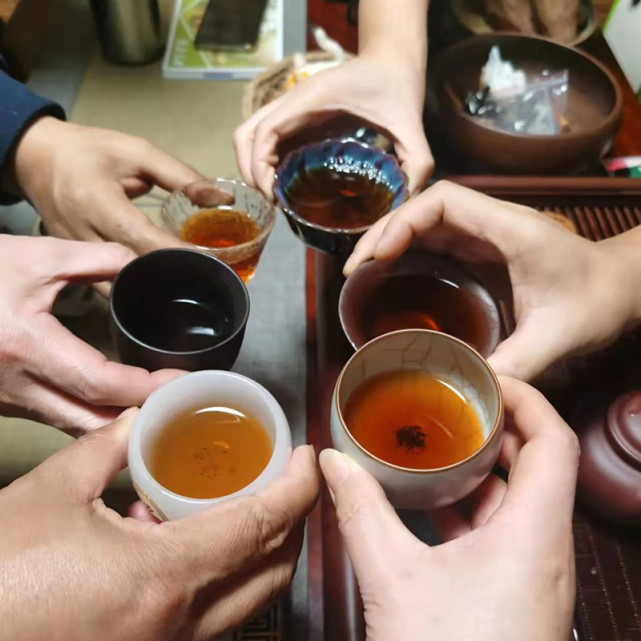 逢年过节招待客人请喝茶时应该用盖碗快出水还是煮茶壶慢慢煮