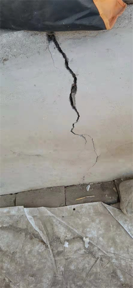 青海门源临县居民凌晨被地震惊醒房屋墙体现裂缝庆幸家里十几头牛无事