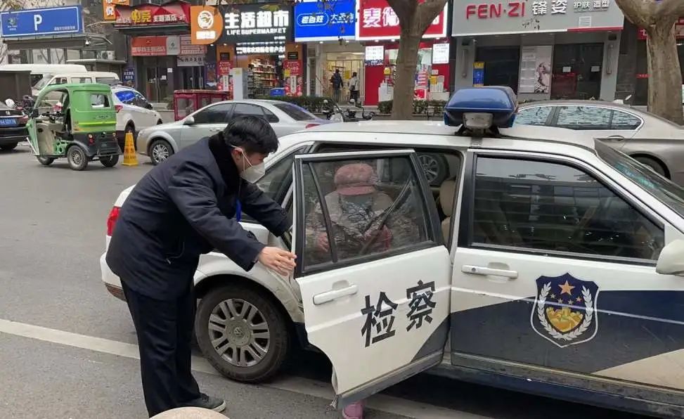 碑檢戰疫時刻警車變身救護車檢察擔當護平安