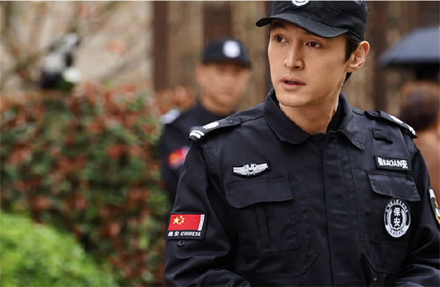 但在粉丝的心中,胡歌绝对是整个小区中最帅的保安了,你说