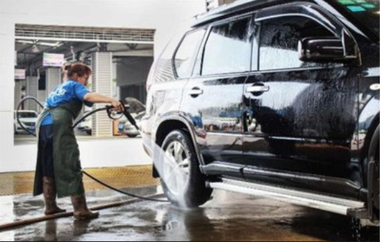 寶馬車主堅持自己洗車 最後後悔了 車主 早知道去洗車店了 用車 天天看點