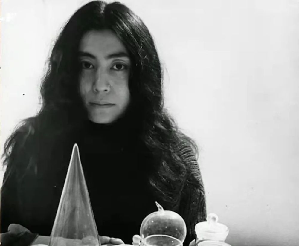 然而,小野洋子从小便与众不同.