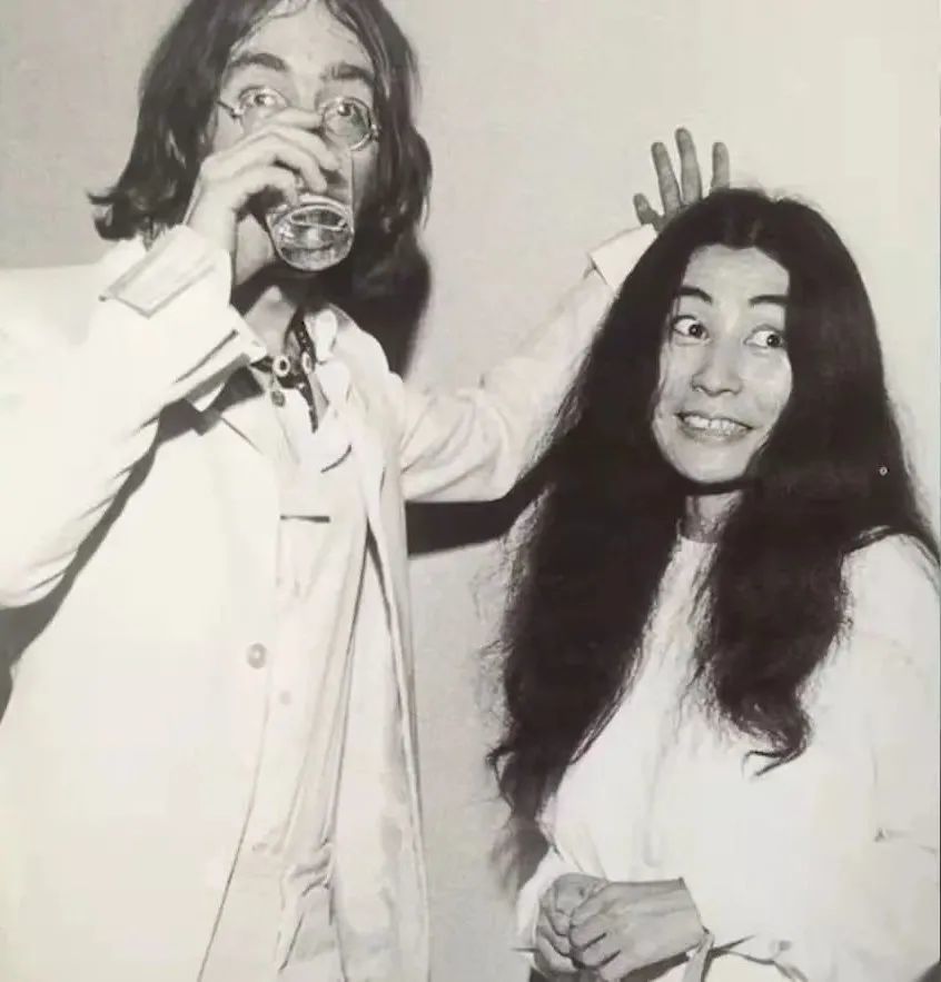 与其说,遇到约翰·列侬,让小野洋子"飞上枝头变凤凰",倒不如说,是两个