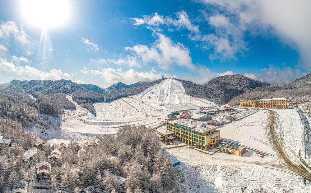 沿途遊覽岳陽樓,郵輪過葛洲壩船閘和三峽大壩,遊覽神農架國際滑雪場