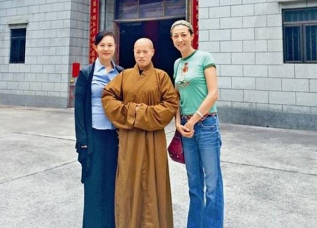 香港女住持释智定两次嫁和尚开豪车住豪宅出门僧袍里穿黑丝