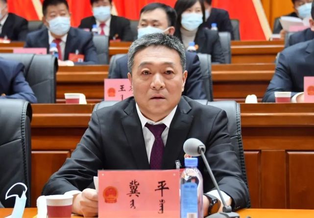 大会主席团执行主席刘兰香 武飞雄,魏牡丹,张振平,栗芳,杨伟,吴永刚