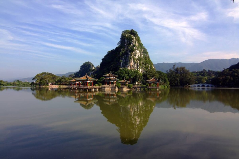 與水月岩相鄰的龍珠湖景緻別有特色,石山如同巨龍環抱湖水,徐霞客曾在